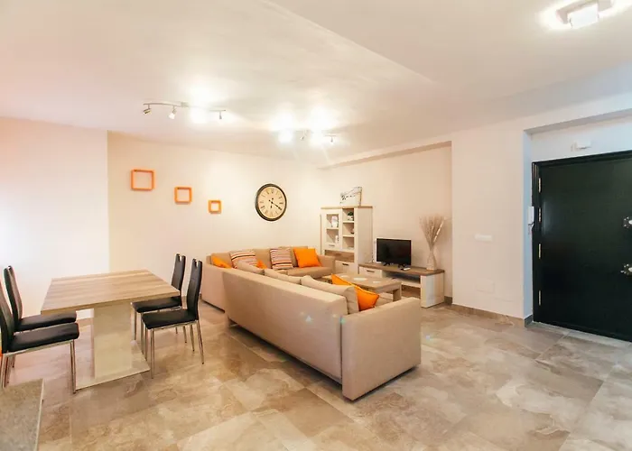 Modern In For Largue Groups Lejlighed