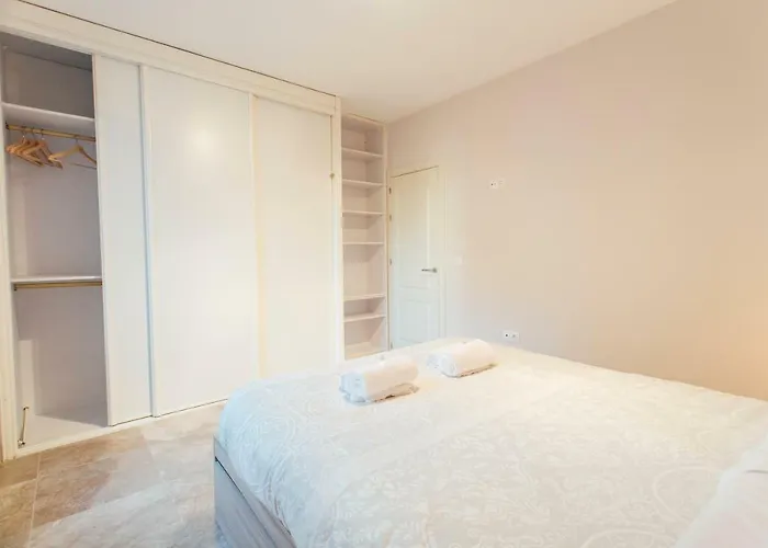 Modern In For Largue Groups Lejlighed Sevilla