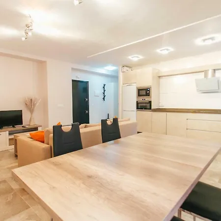 Appartement Wide And Diaphanous- 3bd 2bth- Alcazar