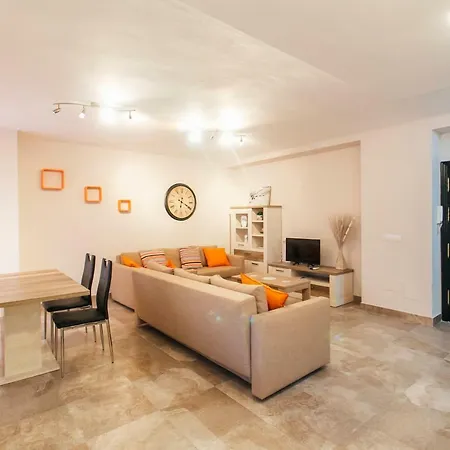 Wide And Diaphanous- 3bd 2bth- Alcazar Appartement